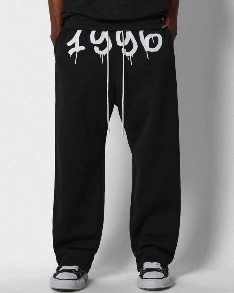 فلاينوف بنطلون رياضي أسود مطبوع "1996" بقصة فضفاضة - Image 1